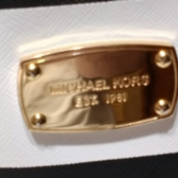 Michael Kors LG Tote With Magnetic Clasp - Picture 5 of 9